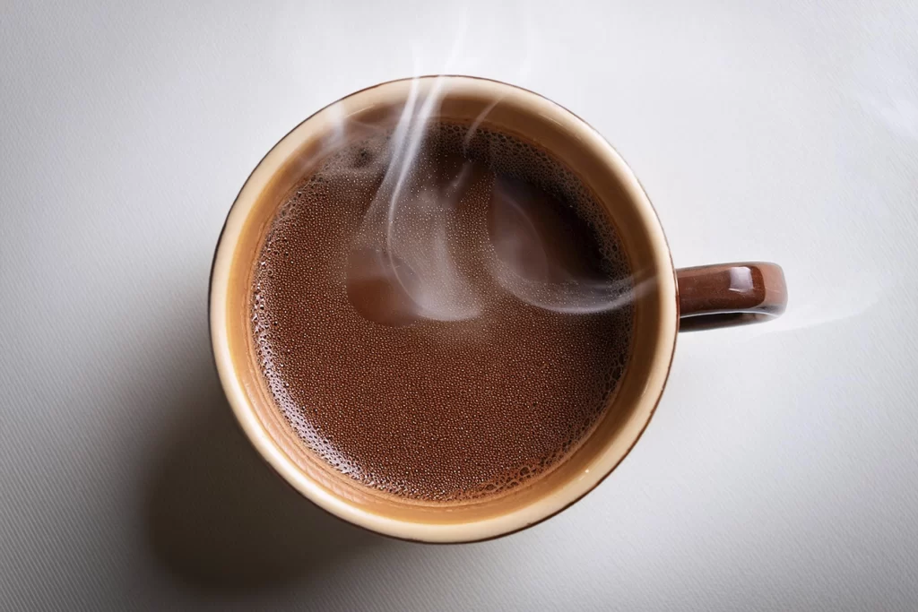 taza de chocolate con vapor saliendo de ella